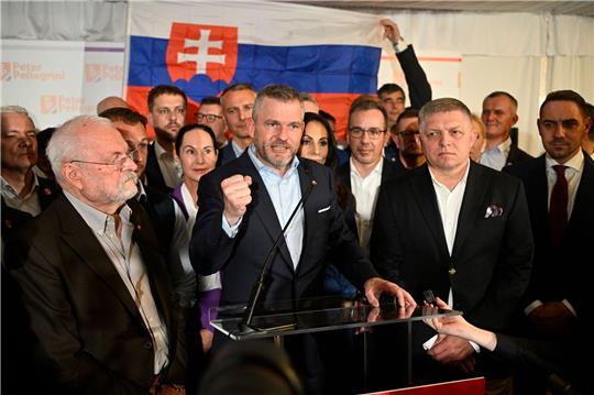Präsidentschaftskandidat Peter Pellegrini, Mitte, feiert nach der Stichwahl in der Slowakei. Laut Auszählungen gewinnt er noch in der Nacht die Kandidatur.
