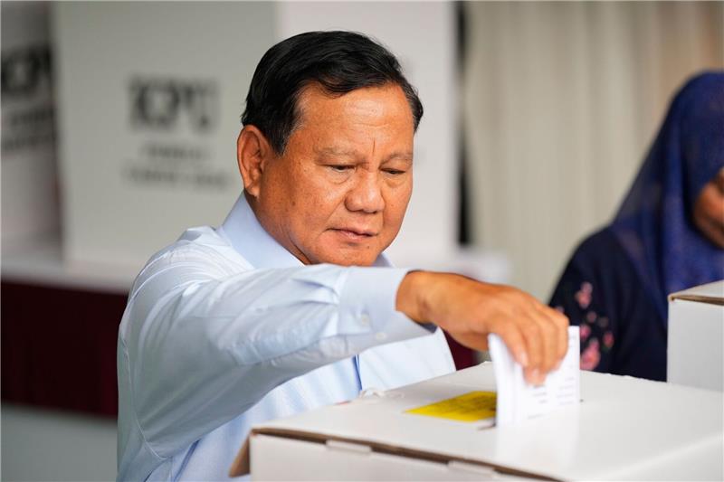 Ex-General Prabowo bei Wahl in Indonesien wohl klarer Sieger Präsidentschaftskandidat Prabowo Subianto gibt seinen Stimmzettel in Bojong Koneng ab.
