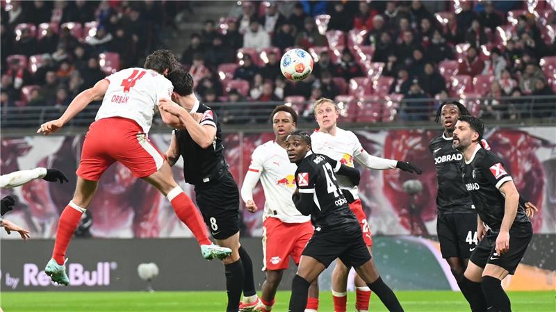 Präzision per Kopf: Willi Orban (l) erzielt die Leipziger Führung.