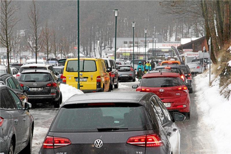 Ein Beschluss zum Verkehr in Braunlage soll her Praktisch dicht: An Winterwochenenden hat der Besucher vom späteren Vormittag an so gut wie keine Chance mehr, eine Abstellfläche für den eigenen Wagen auf dem Großparkplatz am Eisstadion zu finden.  Archivfoto: Schlegel