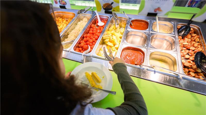 Praktische Erfahrungen sollen eine größere Rolle spielen, etwa beim Kochen oder im Umgang mit Lebensmitteln.