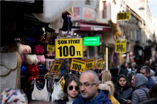 Preise werden in einem Bekleidungsgeschäft im Eminonu-Geschäftsviertel angezeigt.
