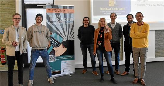 Preisträger und Jury freuen sich: Hauke Hemmerling (von links), Johannes Meyer, Steffen Küpper (DIGIT/ TU Clausthal), Sabrina Lampe (Stadtwerke Wolfsburg), Prof. Dr. Tamás Kurczveil (DIGIT/Ostfalia Hochschule), Christoph Greil, Saeed Rastegarrazaghi. Fotos: Jenzora/Scholz