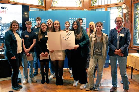 Preisübergabe im Gästehaus der Landesregierung: Kultusministerin Julia Hamburg freut sich mit den AGG-Schülern Niklas Scheller, Marek Michel, Lena Söchtig, Lina Wolf, Celina Gießmann, Luce Wägeling, Marietta Reinecke, Finn von Romatowski, Lehrerin Sabine Rehse, Frederike Mehliß sowie Direktorin Christine Voss. Foto: Privat