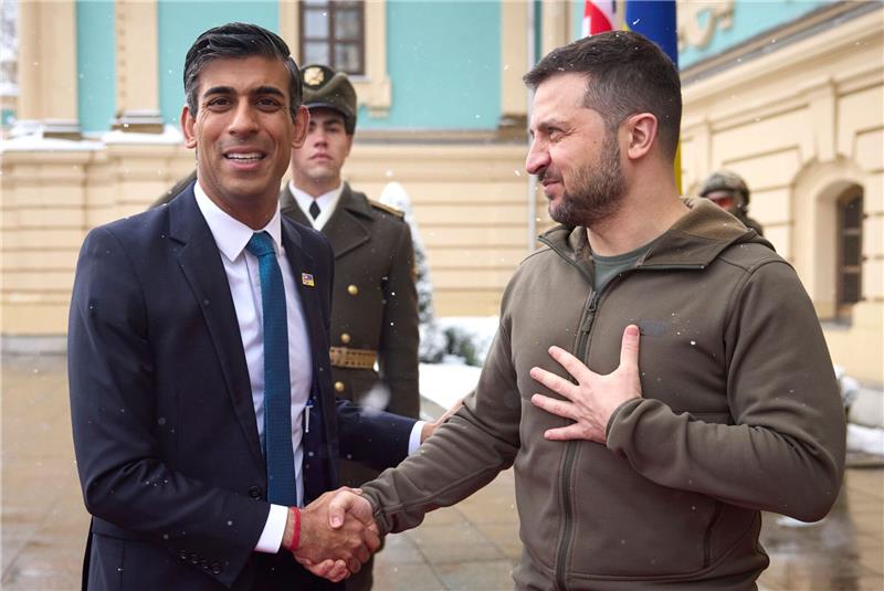 Premier Sunak verspricht Ukraine weitere Unterstützung Premier Rishi Sunak (l) wird in Kiew von Präsident Wolodymyr Selenskyj empfangen.