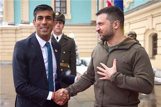 Premier Rishi Sunak (l) wird in Kiew von Präsident Wolodymyr Selenskyj empfangen.