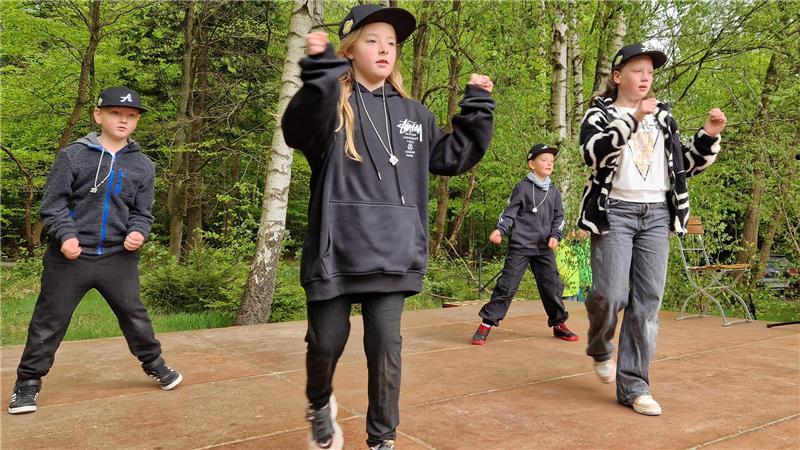 Maisingen: Moderner Tanz trifft auf Harzer Brauchtum Premiere: Die Kindertanzgruppe des MTV Bornum liefert ein Kontrastprogramm auf dem Molkenhaus.