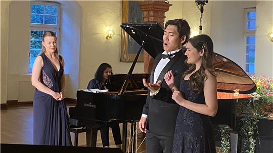 Premiere für die Harzburger Musiktage: Drei aufgehende „Sterne“ am Opernhimmel gestalten einen Gesang/Recital-Abend: (v.l.) Lubov Karetnikova, Pete Thanapat und Defne Celik mit Pianistin Ruschana Muborakschoeva.