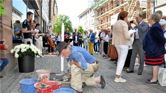 Premiere im Sommer 2023: Künstler Gunter Demnig verlegt auf der Petersilienstraße den ersten Stolperstein für Selmar Hochberg.