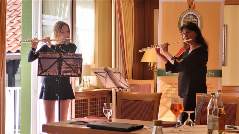 Harzburg-Stiftung unterstützt so viele Projekte wie noch nie Premiere in der Geschichte der Stifterversammlungen: Stipendiatin Merle Muthmann (l.) und Barbara Toppel von der Kreismusikschule eröffnen die Sitzung musikalisch.