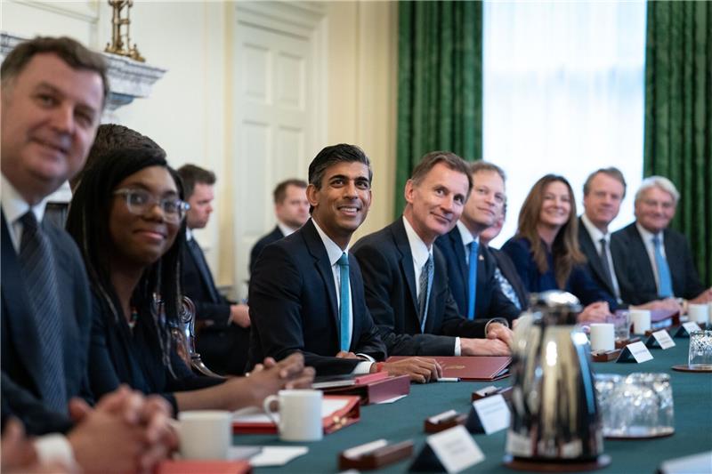 Deutliche Kritik an Sunaks Kabinett Premierminister Rishi Sunak (M, l) neben dem neuen Finanzminister Jeremy Hunt bei der ersten Kabinettssitzung in der Downing Street.