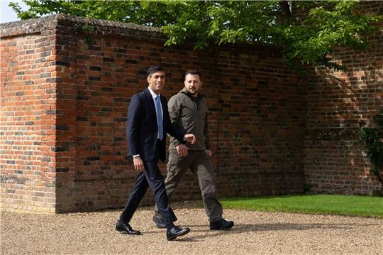 Premierminister Rishi Sunak mit Wolodymyr Selenskyj in Chequers, dem Landhaus des amtierenden Premierministers.