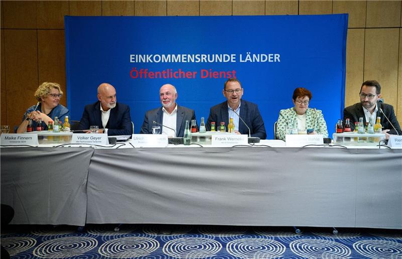 Gewerkschaften: 10,5 Prozent mehr für Landesbeschäftigte Pressekonferenz über den Beschluss der Tarifkommissionen der Vereinten Dienstleistungsgewerkschaft (Verdi) und des dbb Beamtenbund und Tarifunion in Berlin.