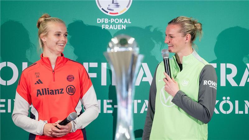 Pressekonferenz vor Pokalfinale: Ersatztorhüterin Anna Klink (l.) vom FC Bayern und Wolfsburgs Star Alexandra Popp. 
