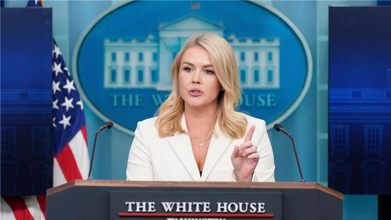 Mit he/she gibt es keine Antwort vom Weißen Haus Pressesprecherin Karoline Leavitt erklärte dem Bericht zufolge, dass es ein politischer Grundsatz sei, dass das Weiße Haus Reportern nicht antworte, die Pronomen in ihren Signaturen hätten.