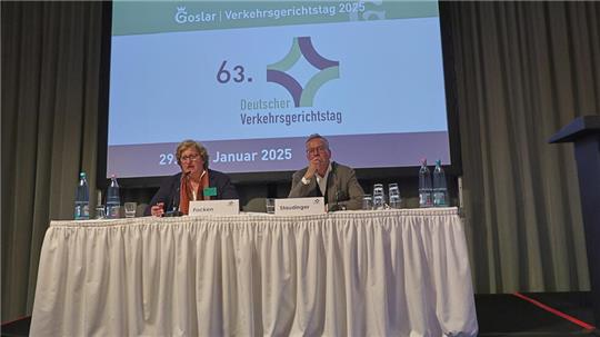 Pressesprecherin Maria Focken und Präsident Ansgar Staudinger stellen bei der Pressekonferenz die Themen des 63. Verkehrsgerichtstages vor.