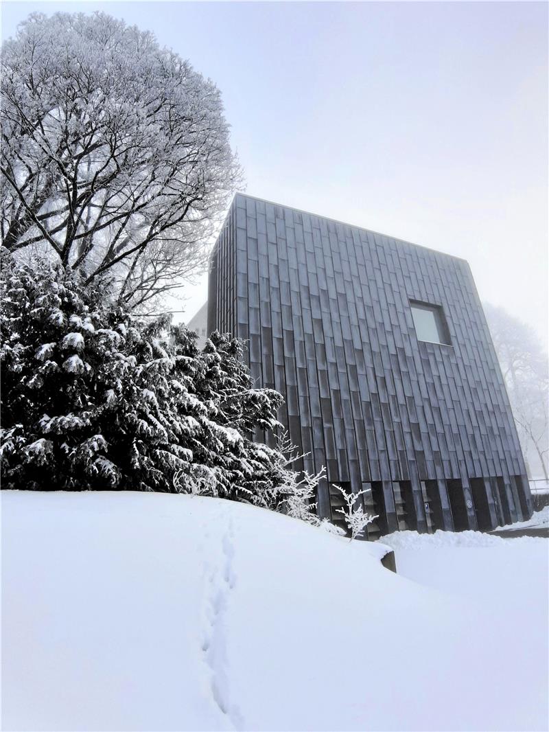 Preziosen, wie die Fremdenbücher der Grube Dorothea und des Tiefen Georg-Stollen, verbergen sich im Bergarchiv, das der Architekt Meinhard von Gerkan (gmp Architekten) entworfen hat. Es öffnet sich durch ein großes Fenster zum LBEG-Gebäude hin, zu dem auch inhaltlich eine Verbindung besteht.