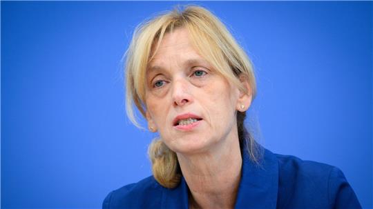 Prien will im kommenden Jahr einen Vorschlag zum Mutterschutz für Selbstständige vorlegen. (Archivbild)