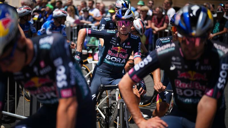 Verflixte Tour-Situation für Red Bull: „Wird komplizierter“ Primoz Roglic (M) hat in der Gesamtwertung als Vierter einen Rückstand von 1:36 Minute auf Spitzenreiter Tadej Pogacar.