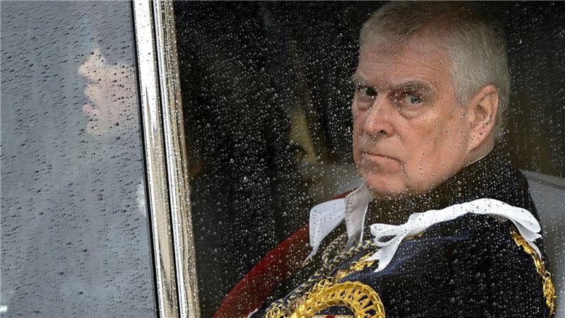 Prinz Andrew gibt wegen Epstein-Affäre Titel und Ehren auf Prinz Andrew zieht sich weiter aus dem Königshaus zurück.