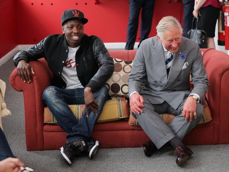 Prinz Charles (r) mit Youtuber Jamal Edwards bei der Eröffnung der Prince's Trust Summer Sessions 2013 in London. Foto: Chris Jackson/PA Wire/dpa