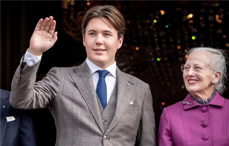 Prinz Christian darf Königin Margrethe vertreten Prinz Christian neben Königin Margrethe II. von Dänemark an seinem 18. Geburtstag auf Schloss Amalienborg.