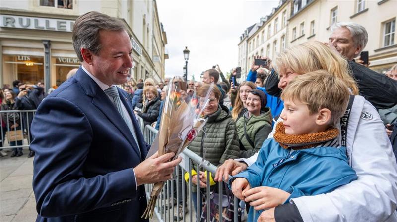 Prinz Guillaume, Erbgroßherzog von Luxemburg, bedankt sich nach seiner Ernennung zum „Lieutenant-Représentant“ vor dem Palast bei Bürgern.
