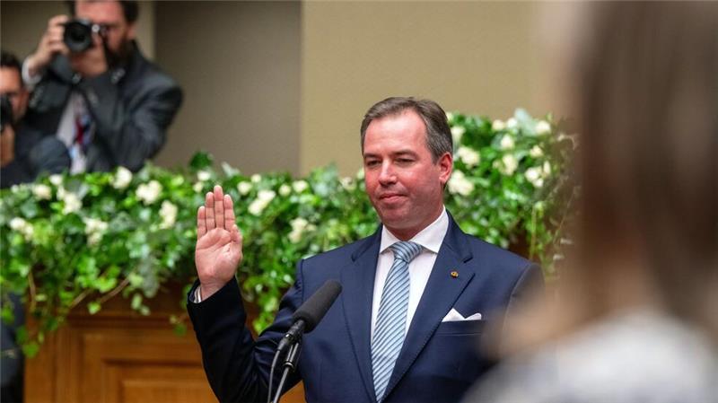 Prinz Guillaume, Erbgroßherzog von Luxemburg, schwört nach seiner Ernennung zum „Lieutenant-Représentant“ im Abgeordnetenhaus auf die luxemburgische Verfassung.