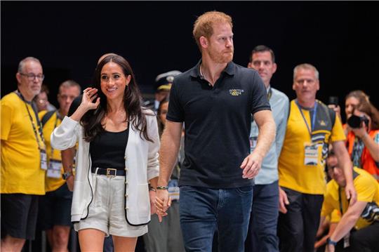Prinz Harry, Herzog von Sussex, und seine Frau Meghan, Herzogin von Sussex, Hand in Hand bei den Invictus Games in Düsseldorf.