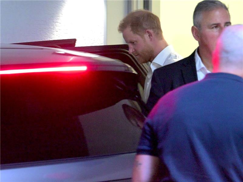 Verblasster Zauber - Prinz Harry zurück in Düsseldorf Prinz Harry kommt am Flughafen Düsseldorf an.