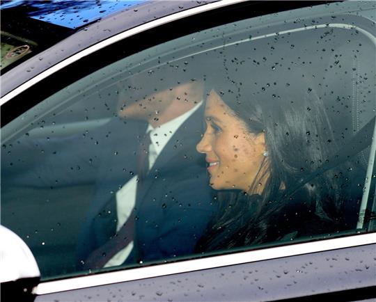 Prinz Harry (l) und seine Frau Meghan, Herzogin von Sussex, 2018 in London.