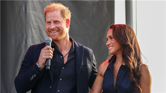 Prinz Harry und Herzogin Meghan packen in einer Gemeinschaftsküche mit an. (Archivbild) 