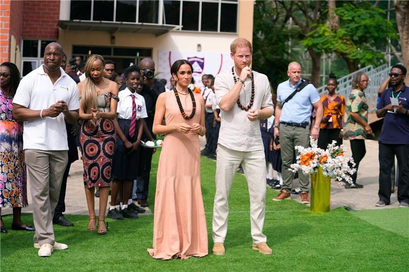 Harry und Meghan besuchen Nigeria Prinz Harry und seine Ehefrau Herzogin Meghan besuchen Kinder in der Lights Academy in Abuja, Nigeria.