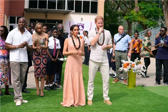Prinz Harry und seine Ehefrau Herzogin Meghan besuchen Kinder in der Lights Academy in Abuja, Nigeria.