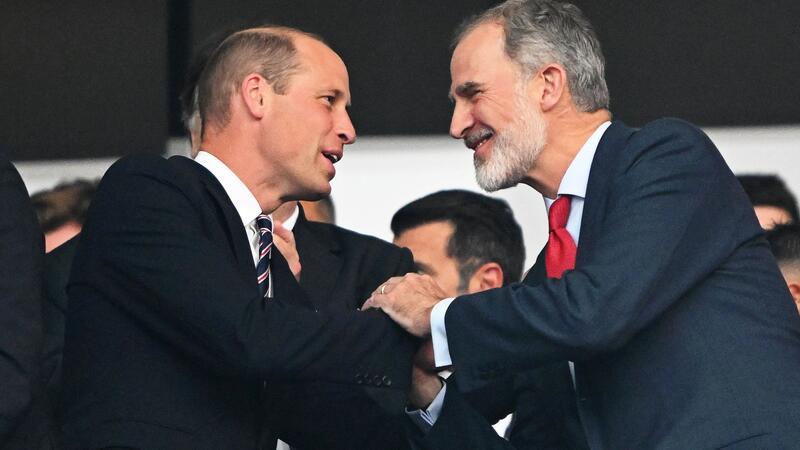 Prinz William (l) und König Felipe VI von Spanien unterstützten ihre Nationalmannschaften im Stadion. 