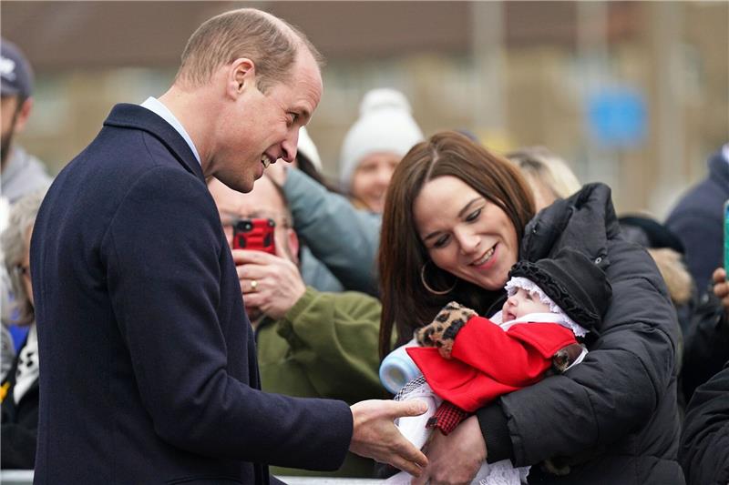 Warum wir Babys links wiegen und Kleinkinder rechts tragen Prinz William trägt Babys offenbar meist auf dem rechten Arm.