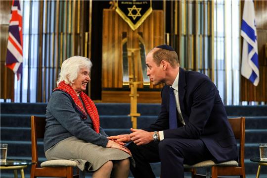 Prinz William unterhält sich mit der Holocaust-Überlebenden Renee Salt (94).