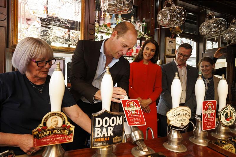 William und Kate stimmen sich im Pub auf Krönung ein Prinz William zapft das erste Bier von Kingmaker, eine Neukreation zur Feier der Krönung von König Charles III..