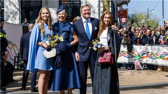 Prinzessin Amalia, Königin Maxima, König Willem-Alexander und Prinzessin Alexia feiern in Doetinchem.