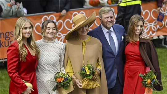 Prinzessin Amalia, Prinzessin Ariane, Königin Máxima, König Willem-Alexander und Prinzessin Alexia (von links) posieren bei den Feierlichkeiten zum Königstag für ein Foto. 