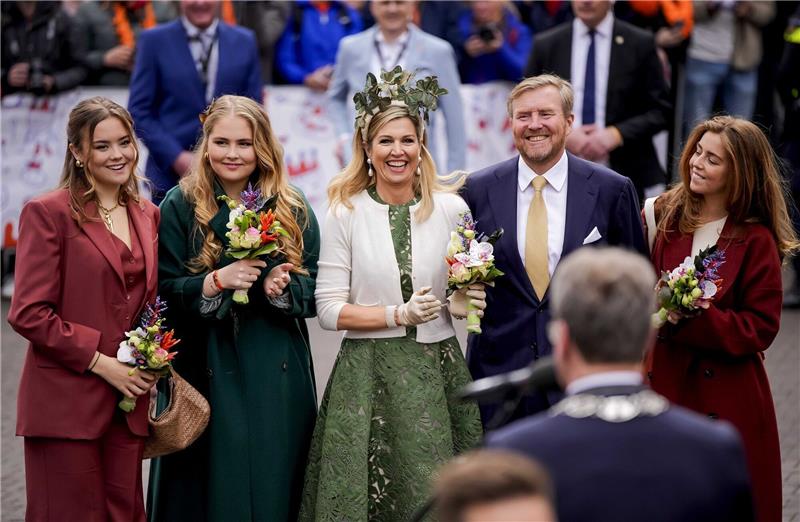 Jubel in Orange: Niederlande feiern Geburtstag des Königs Prinzessin Ariane (l-r) , Prinzessin Amalia, Königin Maxima, König Willem-Alexander und Prinzessin Alexia von den Niederlanden stehen zusammen während des Königstags.