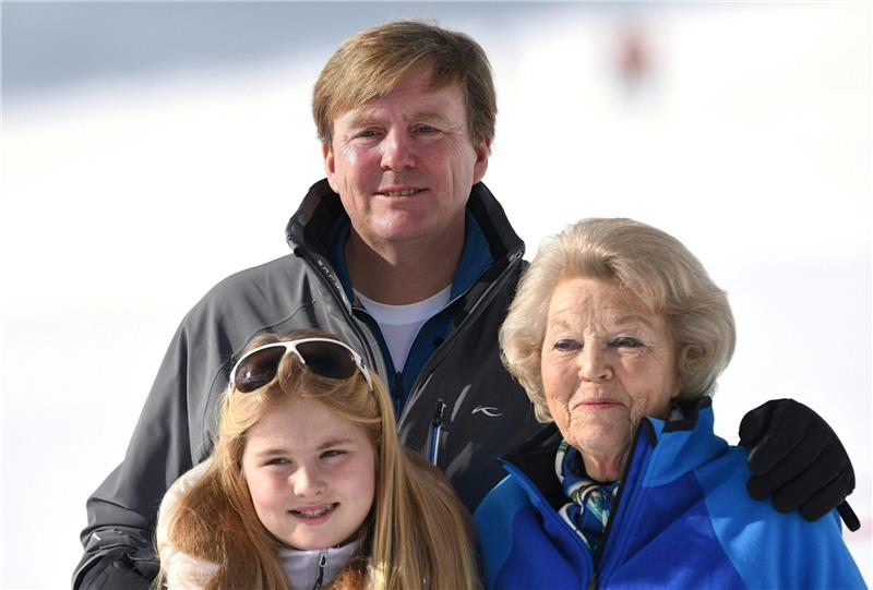 Prinzessin Beatrix, Prinzessin Catharina-Amalia und König Willem-Alexander der Niederlande im Skiurlaub in Lech am Arlberg 2015.