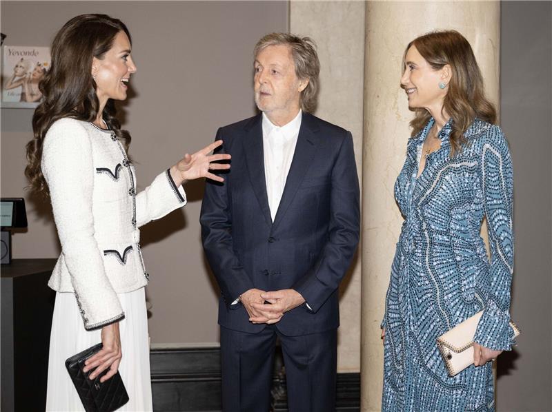 Prinzessin Kate und Paul McCartney im Museum Prinzessin Kate (l) im Gespräch mit Sir Paul McCartney und seiner Frau Nancy Shevell.