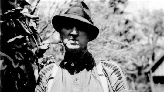 Privat und bei öffentlichen Auftritten ist Karl Reinecke-Altenau im Oberharz meist in der selbst entworfenen „neuen oberharzischen Volkstracht“ zu sehen.