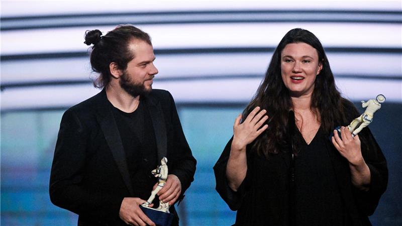 Bayerischer Filmpreis: Starke Storys und politische Appelle Privat und beruflich ein Paar: Für den Film „In die Sonne schauen“ bekam Mascha Schilinski den Regiepreis und Fabian Gamper den Preis für Bildgestaltung.