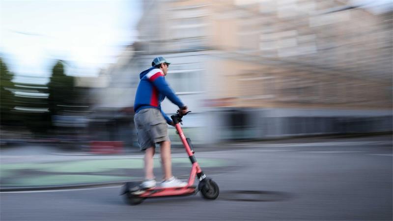 Immer mehr E-Scooter - aber weniger Leihgeräte Private E-Scooter erfreuen sich wachsender Beliebtheit in Deutschland. (Archivbild)