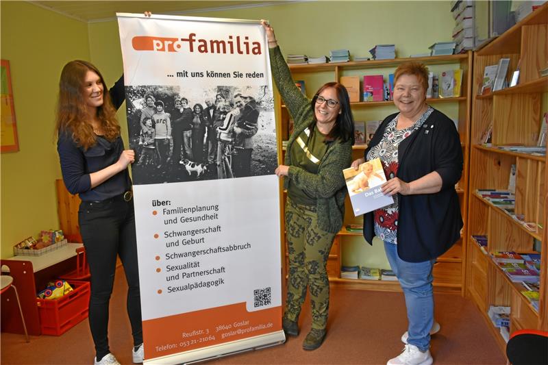 Pro Familia in Goslar hat eine neue Chefin: Stefanie Walther (Mitte) komplettiert ein Dreierteam, das gut und gerne zusammenarbeitet. Kristine Sterzer (li.) ist seit 2018 dabei, Monika Hentig (re.) schmeißt seit 2006 das Büro.  Foto: Kempfer