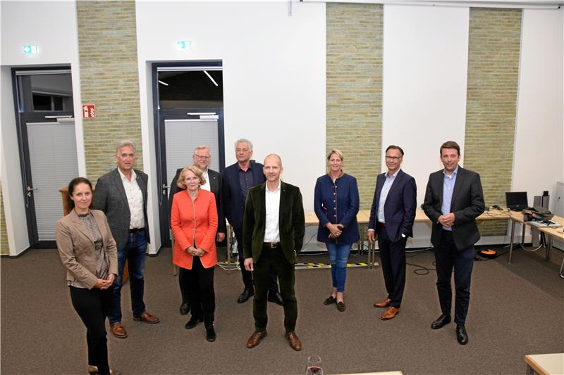 „Pro Goslar“ will nach der Corona-Pause die Kommunikation für Belange der Wirtschaft intensivieren. Zum Vorstand gehören (v. li.) Anne Sagner, Dieter Wagner, Anja Mertelsmann, Tristan Niewisch, Maik Herrmann, Uwe Schwenke de Wall, Karina Dörschel, Andreas Rotermund und Max Richter – außerdem Klaus Kümper. Sagner und Dörschel wurden neu ins Team gewählt.  Foto: Kleine