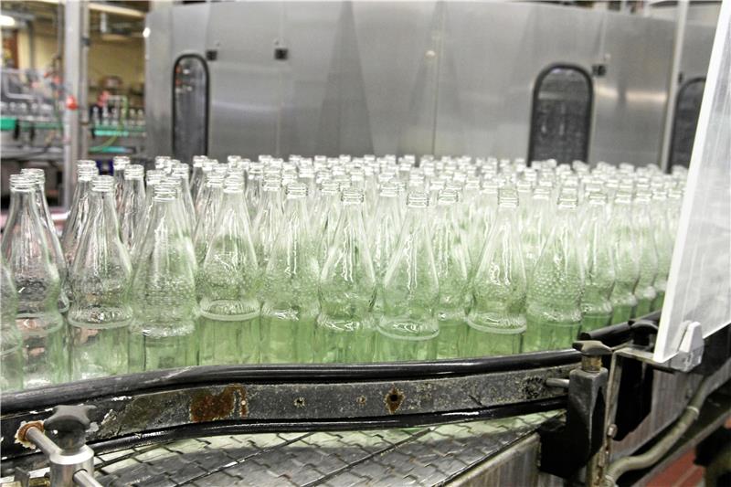 Pro Tag füllt der Getränkehersteller am Zauberberg nach eigenen Angaben mehr als 150.000 Glasflaschen mit Mineralwasser. Momentan gerät die Produktion aber ins Stocken, weil nicht mehr genügend Flaschen da sind.