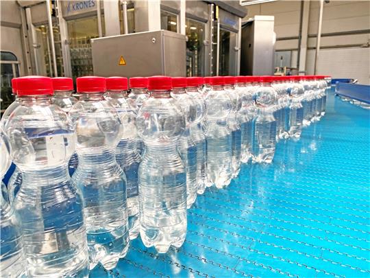 Pro Tag verlassen bis zu 400.000 Flaschen den Abfüllbetrieb am Zauberberg. Dort wird schon zum Jahresanfang mit der Produktion begonnen.  Fotos: Schlegel